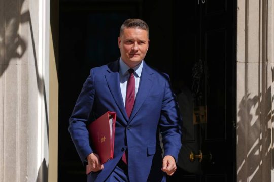 Βρετανία: Συνάντηση Στάρμερ με τον δελφίνο Στρίτινγκ - Εν μέσω θύελλας οι Εργατικοί